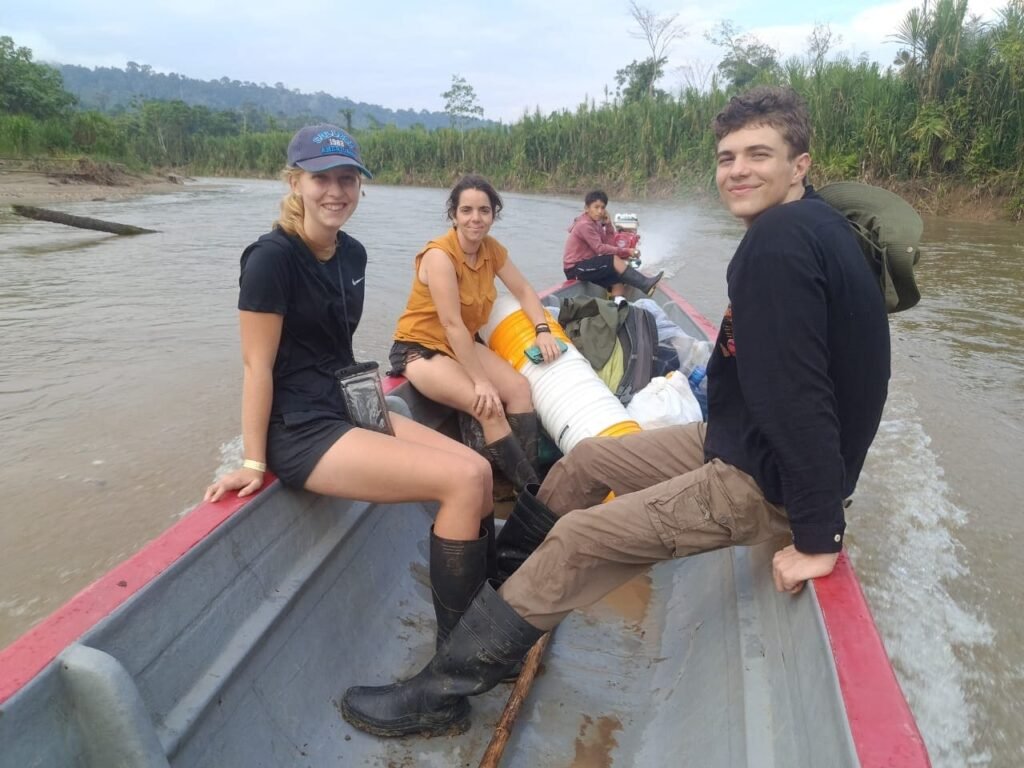 repartiendo filtros de agua por la selva ecuatoriana con otros noamdas digitales